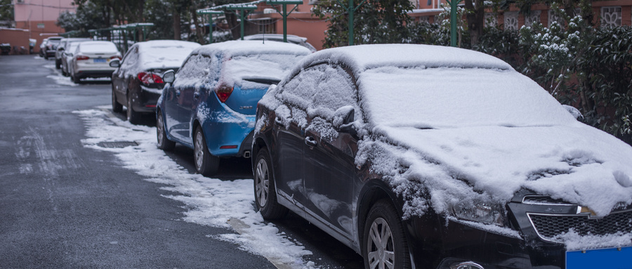 摄图网_500813227_wx_城市中下雪后的汽车（非企业商用）.jpg