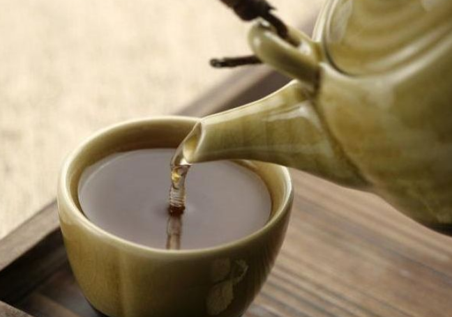茶不倒满酒不留白什么意思