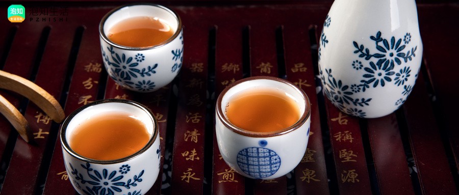 春风送暖入屠苏的屠苏指的是什么？出自那首诗