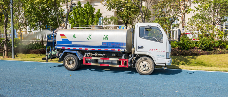 洒水车洒的是冰块吗？洒水车洒到行人怎么投诉