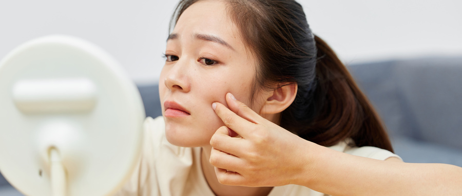 脸上长斑是因为什么原因引起的？手上长痣是什么原因引起的
